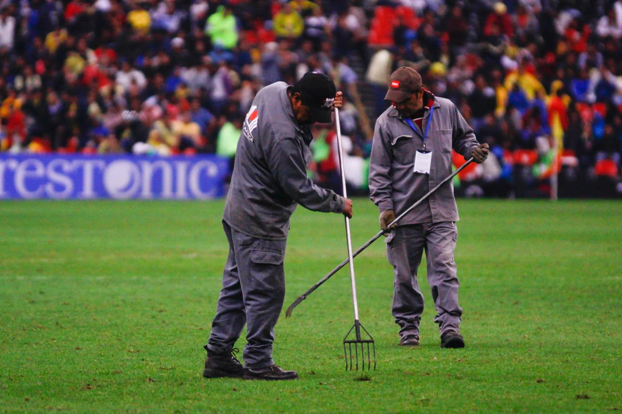Como ha sido costumbre en este torneo, los jardineros ingresan para trabajar en la cancha del Estadio Azteca.