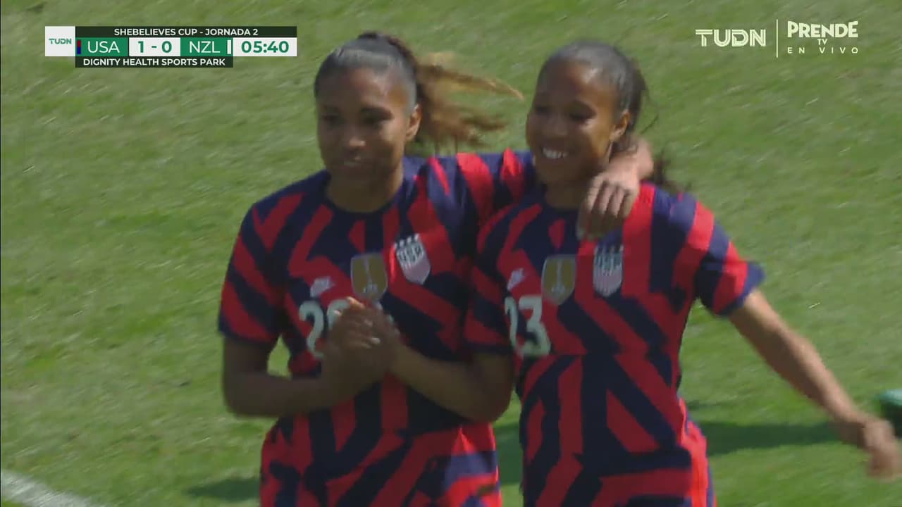 ¡Su peor día! Macario cabecea y Moore hace otro autogol para el 2-0