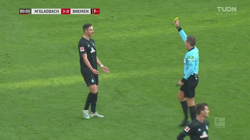 Tarjeta amarilla. El árbitro amonesta a Marco Friedl de SV Werder Bremen