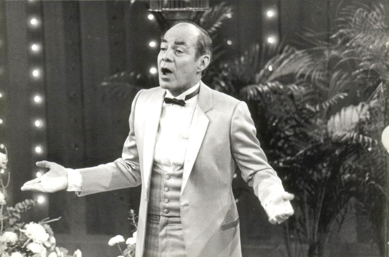 La primera esposa de Manuel Valdés fue Norma Yolanda, con quien se casó cuando tenía 18 años, de acuerdo con Publímetro. Después de ella llegaron a su vida la bailarina Rosa María Bojalil Garza, madre de su hijo Marcos Valdés, y Verónica Castro. El actor contrajo segundas nupcias con Arcelia Larrañaga, quien falleció en marzo de 2018.