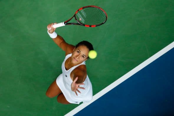 Budapest, Hungría - 05 de febrero: Heather Watson de Gran Bretaña sirve para Cagla Buyukakcay de Turquía durante el segundo día de la Fed Cup/ en el grupo uno de África en el grupo uno de tenis en el Syma Event and Congress Centre.
