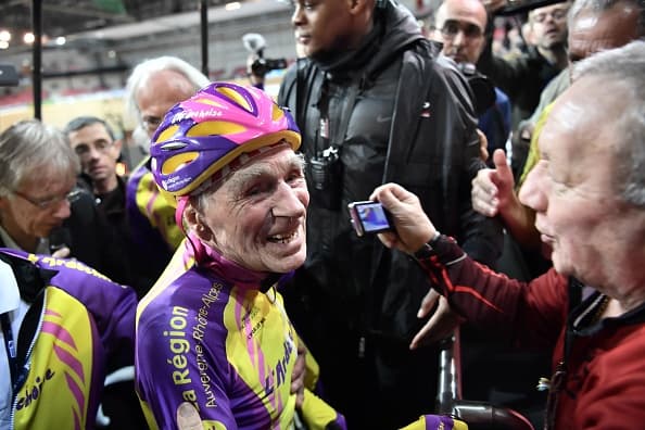 Un francés de 105 años establece un récord mundial de la hora en bicicleta