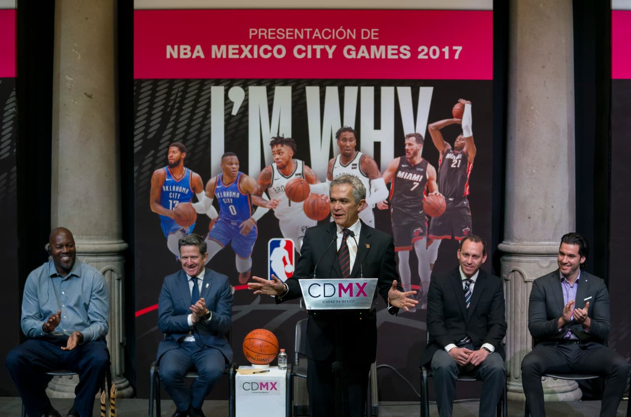 Desde muy temprano Rice tomó su lugar en un transporte especial donde se promocionaba los partidos de baloncesto.