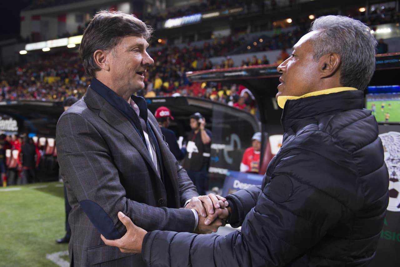 Así fue el saludo entre Hernán Cristante y Roberto Hernández.