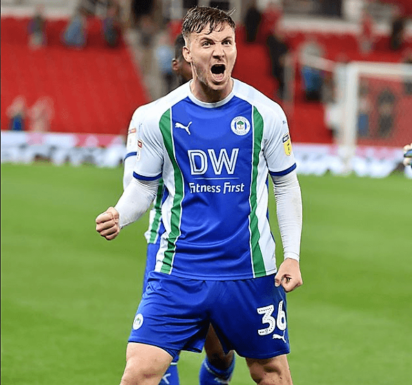 El Wigan Athletic, de la segunda división de Inglaterra, usa sus colores en el uniforme alternativo, pero la distribución de los mismos es un tema de debate.