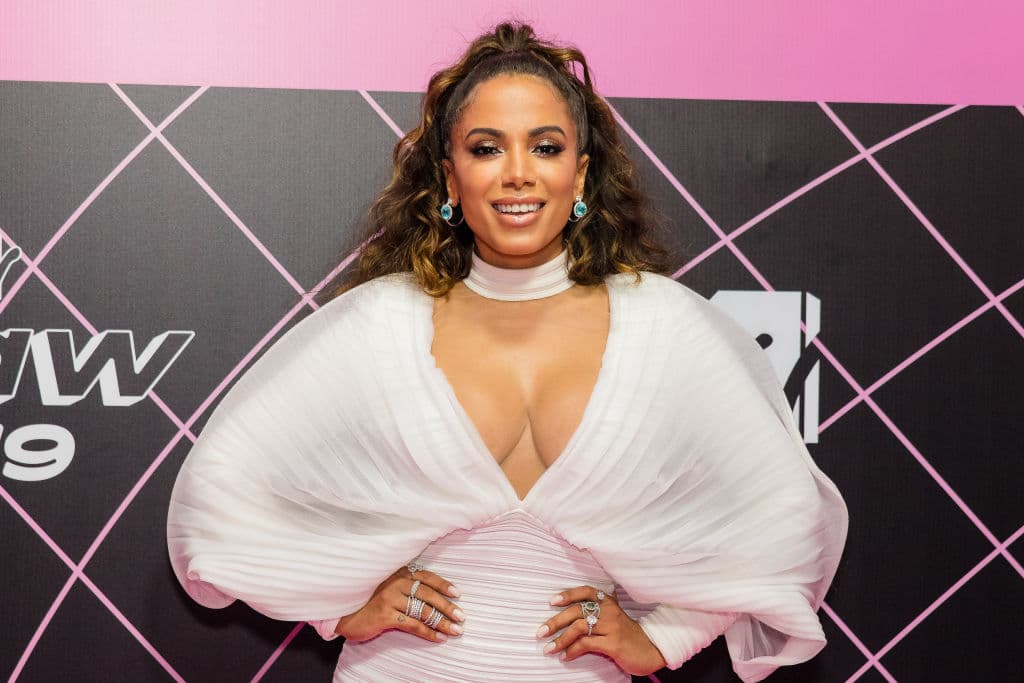 Durante le 2013, logró el primer lugar de descargas en iTunes de Brasil con la canción ‘Nao Para’.