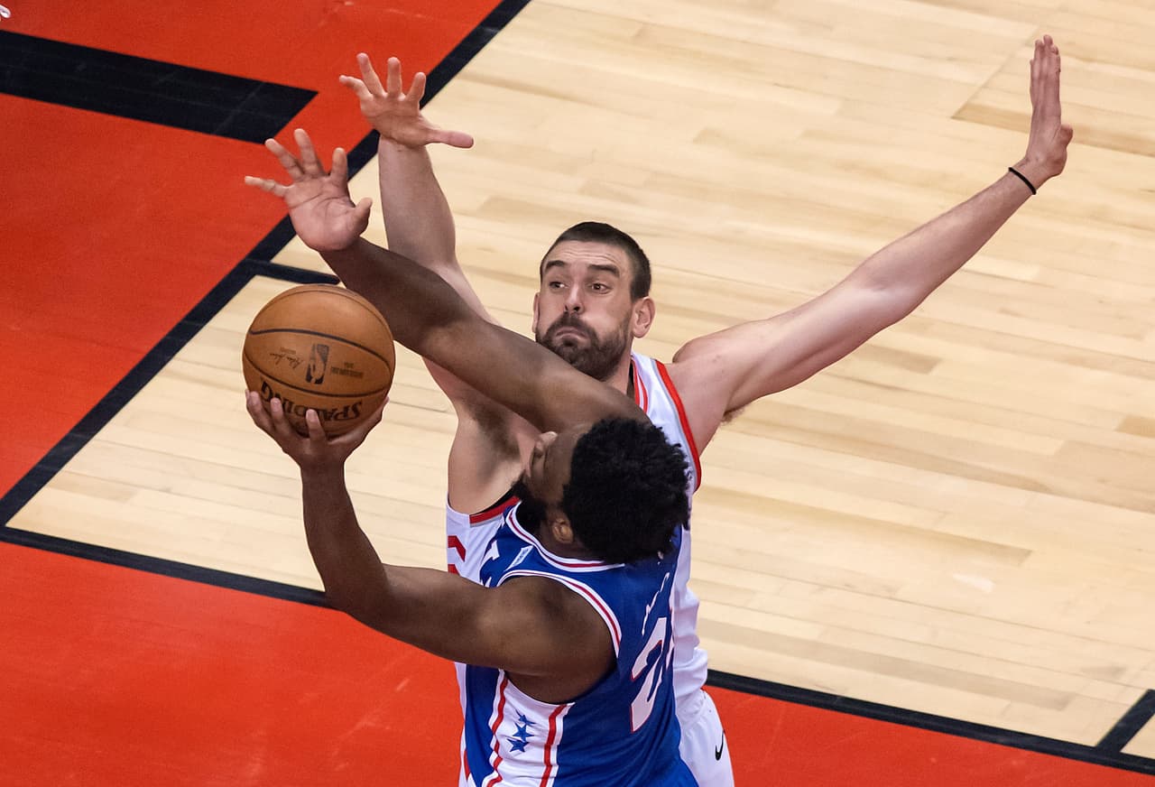 Marc Gasol (detrás) jugó 33 minutos y anotó 11 puntos para los Toronto Raptors, no son grandes números pero dejó muy buenas sensaciones.