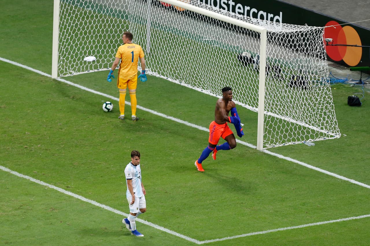 Tras una gran jugada colectiva apareció Duvan Zapata cerrando la pinza y así empujó la pelota para el 2-0 ante la Albiceleste. Con este gol se cerró el marcador al minuto 71.