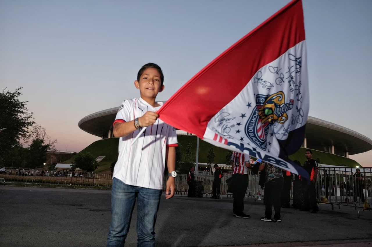 Los fanáticos de Chivas de Guadalajara se alistan en el Estadio Akron para el encuentro por la Jornada 13 del 
<a href="https://www.univision.com/deportes/futbol/liga-mx/*">Clausura 2019</a> contra Lobos BUAP.