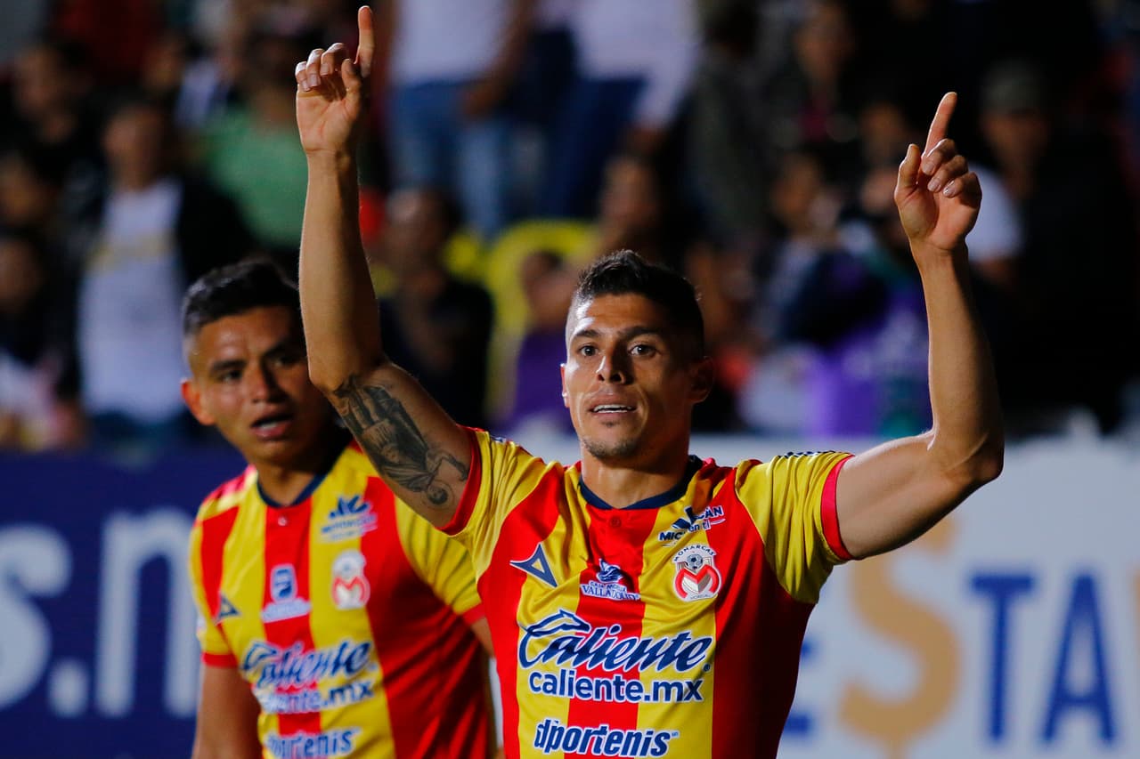 Lo dio vuelta Monarcas en el minuto 60' gracias al delantero argentino Gastón Lezcano (derecha), el 2-1 parcial para los dueños de casa.