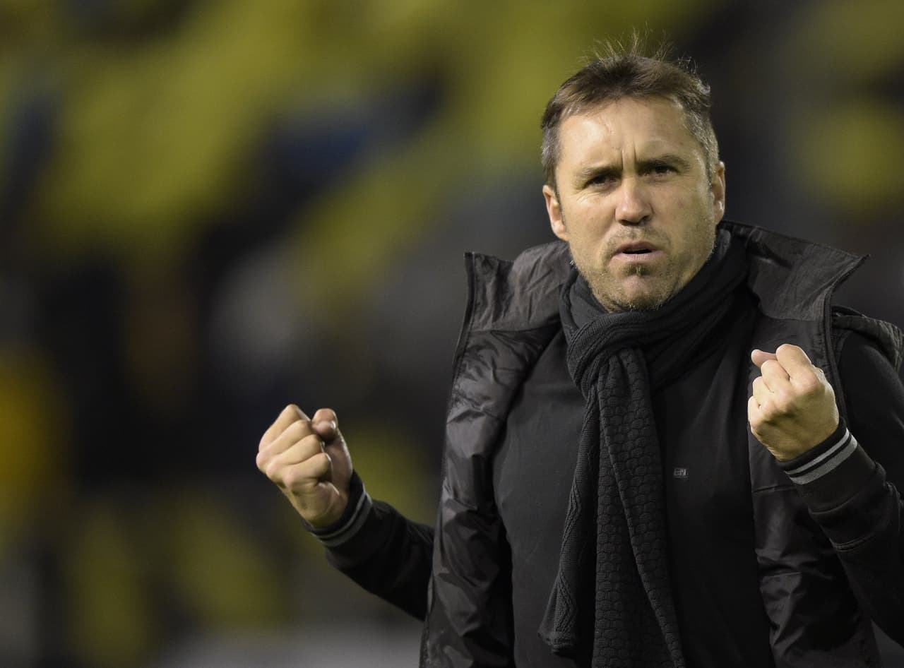 Argentina's Rosario Central coach Eduardo Coudet gestures during their Copa Libertadores 2016 quarterfinals first leg football match against Colombia's Atletico Nacional at the "Gigante de Arroyito" stadium in Rosario, Santa Fe, Argentina, on May 12, 2016. / AFP / JUAN MABROMATA (Photo credit should read JUAN MABROMATA/AFP/Getty Images)