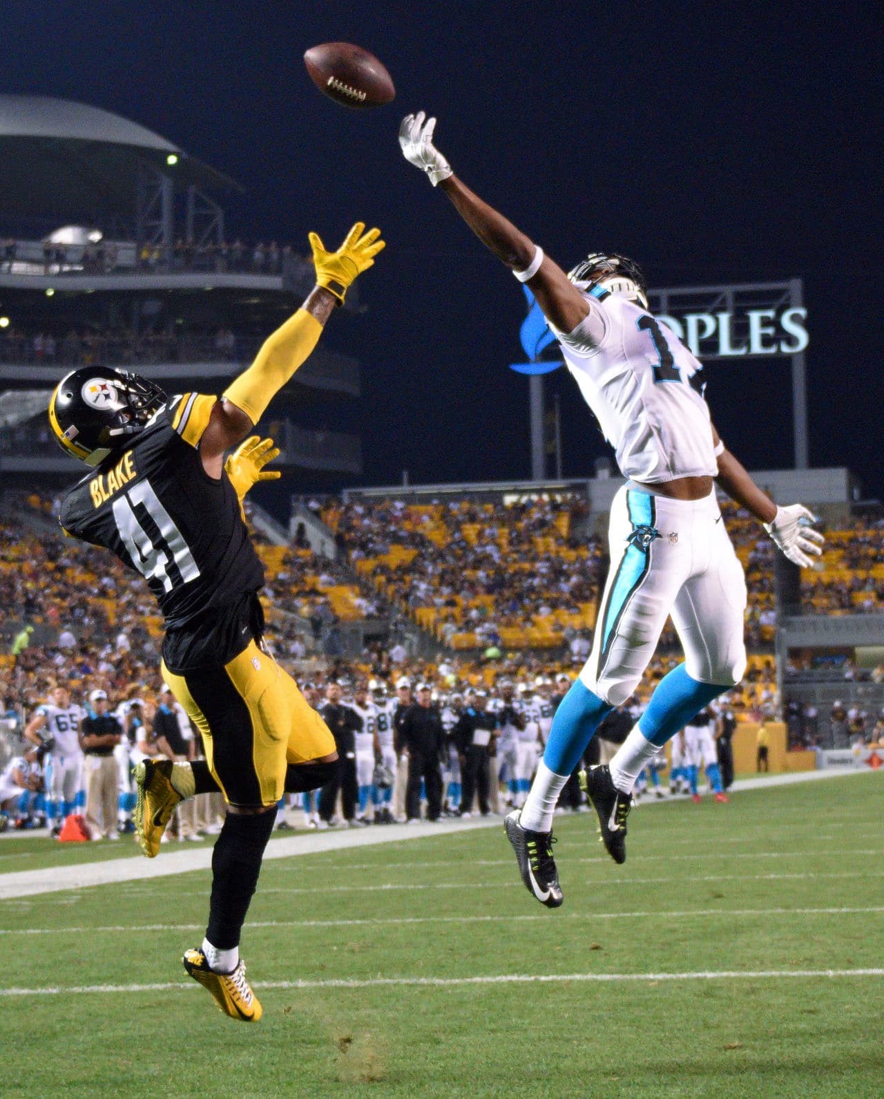 Es tiempo para emocionarse, pues la temporada regular está a sólo unos días de distancia. Mientras tanto, echa un vistazo a las 10 mejores tomas de toda la acción de la pretemporada... #10. El receptor de los Carolina Panthers, Devin Funchess (17), no pudo quedarse con este pase que le pasó rozando la mano.