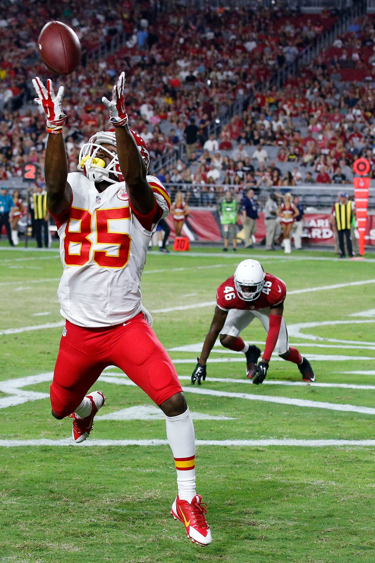 #3. El estilo de Frankie Hammond (85) de los Kansas City Chiefs para lograr el touchdown aprovechando que Jimmy Legree de los Cardinals perdió la marca.