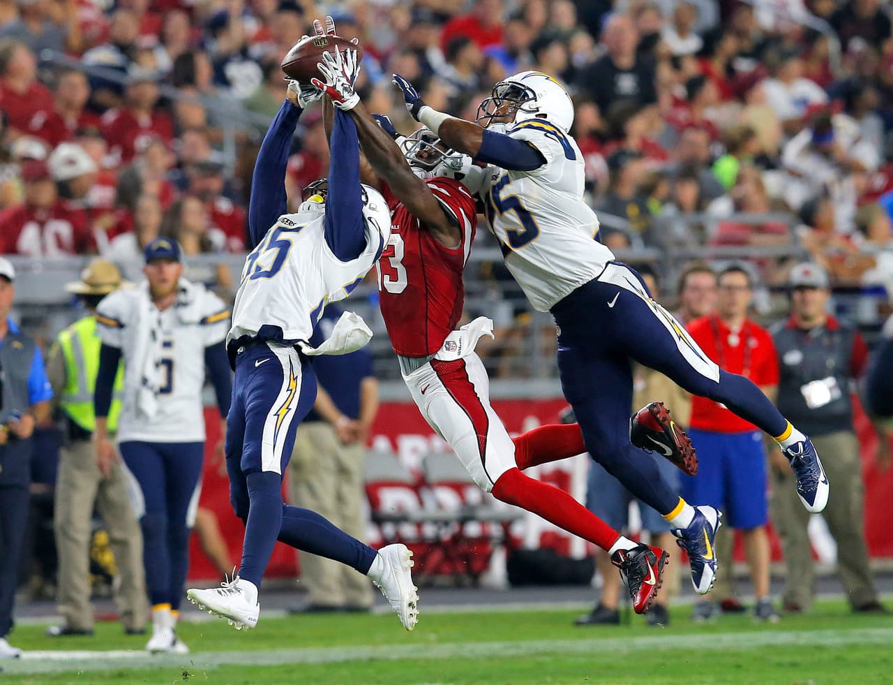 #5. La cobertura de los San Diego Chargers sobre el receptor de los Arizona Cardinals, Jaron Brown (13), quien no pudo llevarse el ovoide.