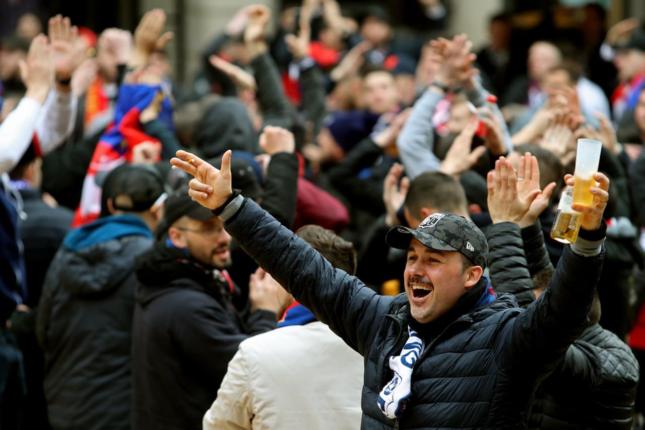 Varios centenares de seguidores radicales del Olympique Lyon se concentraron en la plaza Artós de Barcelona para presenciar el partido de vuelta de Octavos de Final de la Champions League contra FC Barcelona.