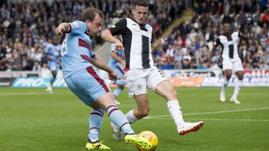 Ante St. Mirren, su anterior equipo, jugó 87 minutos con dicho elemento en su tobillo. Lo curioso es que a pesar de su gran tamaño no le impidió participar ya que es liviano. Lo que no puede hacer es manipularlo, ya que le llega una señal a la Policía.