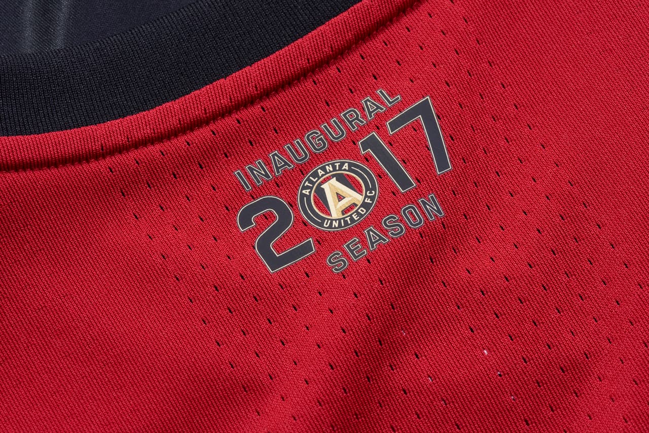 En la parte trasera del cuello se encuentra una insignia que representa la temporada inaugural de Atlanta United.