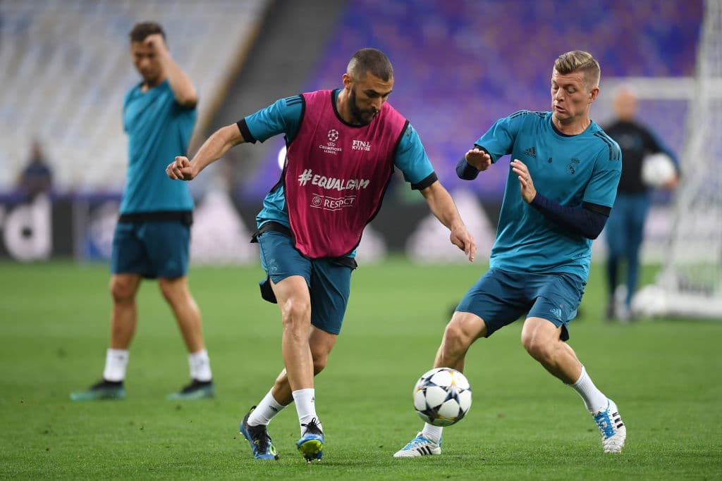 Ante la marca del germano Kroos, el atacante francés Karim Benzema dribla el balón, y aunque el exjugador del Lyon apenas marcó 5 goles esta campaña, es un peligro en el área y el Liverpool lo sabe.