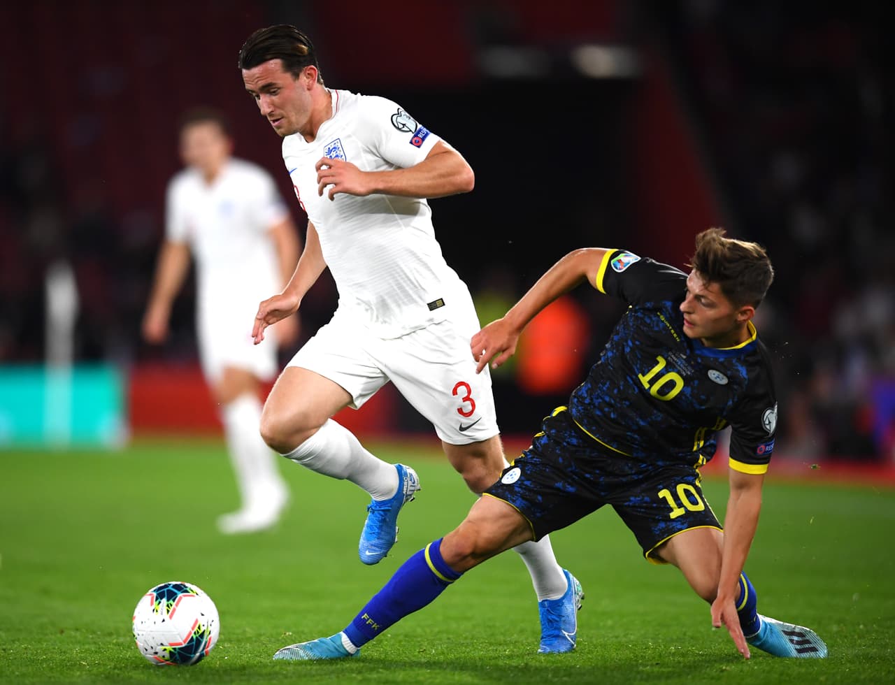 Muslija pierde el balón con Chilwell que desarma la ofensiva de la Selección de Kosovo.