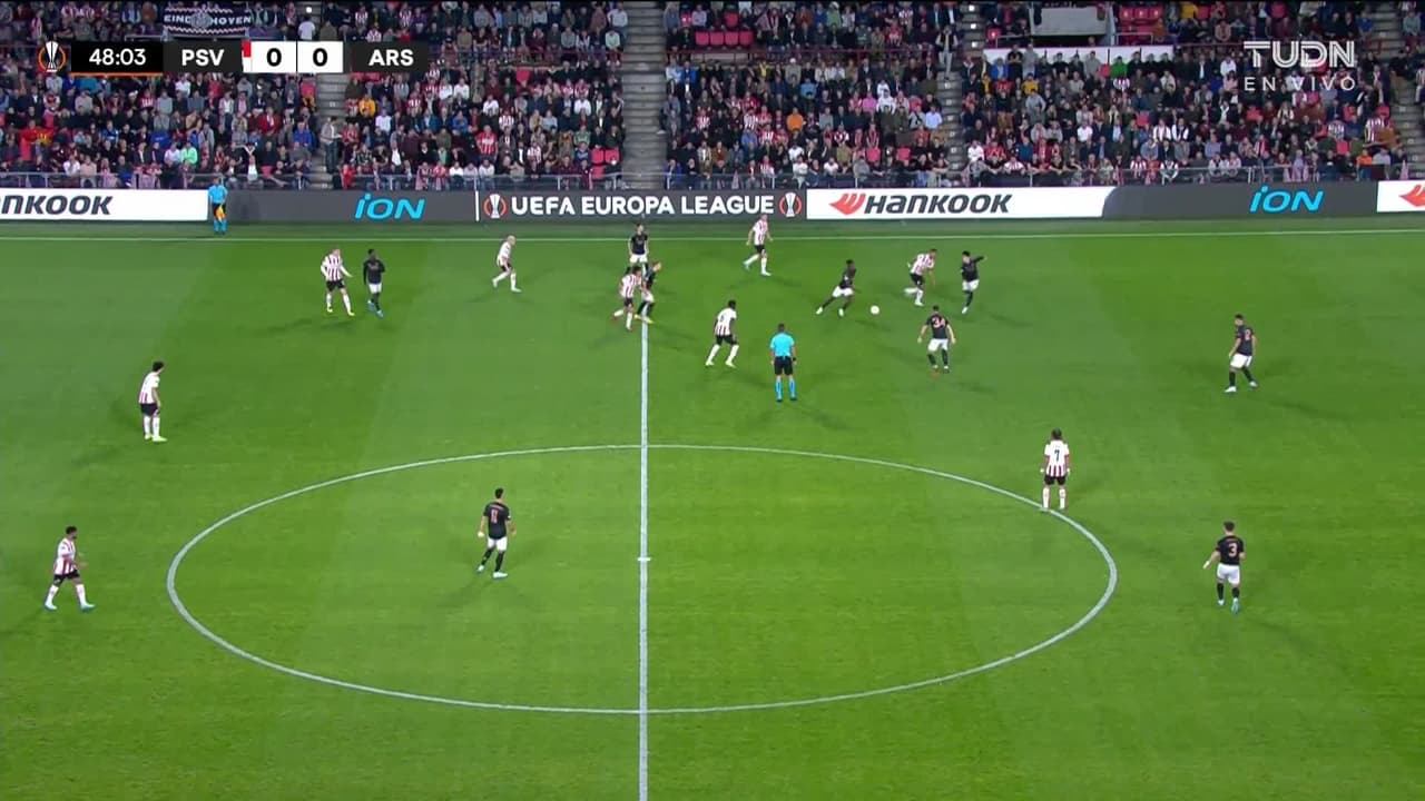 ¡CERCA! Kieran Tierney disparó que se estrella en el poste.