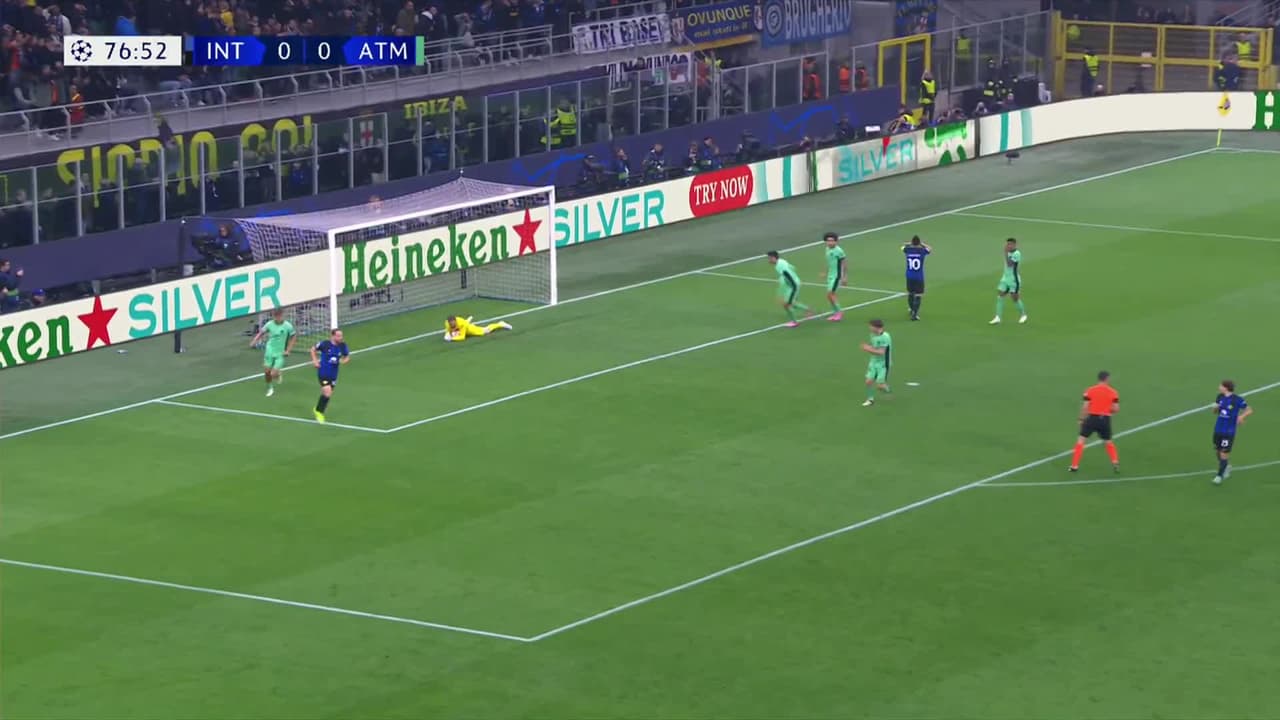 ¡TIRO ATAJADO! disparo por Lautaro Martínez.