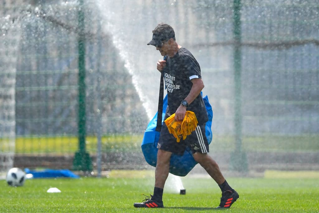 El seleccionador del 'Tri' advirtió que sería él quien cargaría los ataques de quienes hablen mal de su proceso para quitarle peso a sus dirigidos.