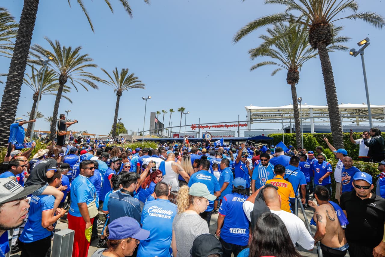 Con este gran ambiente y colorido, los apasionados fans de Necaxa y Cruz Azul, le dieron la bienvenida a sus amados clubes previo a que disputaran la Supercopa MX, que congrega a los dos pasados monarcas de las ediciones recientes de la Copa MX en un trofeo que desata pasiones. Así se vivió el color antes del arranque del cotejo en Los Ángeles.