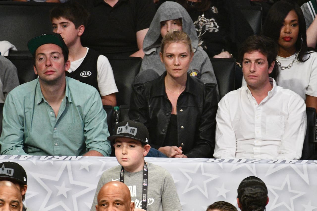 La modelo Karlie Kloss fue otra de las hermosas asistentes célebres en el partido.