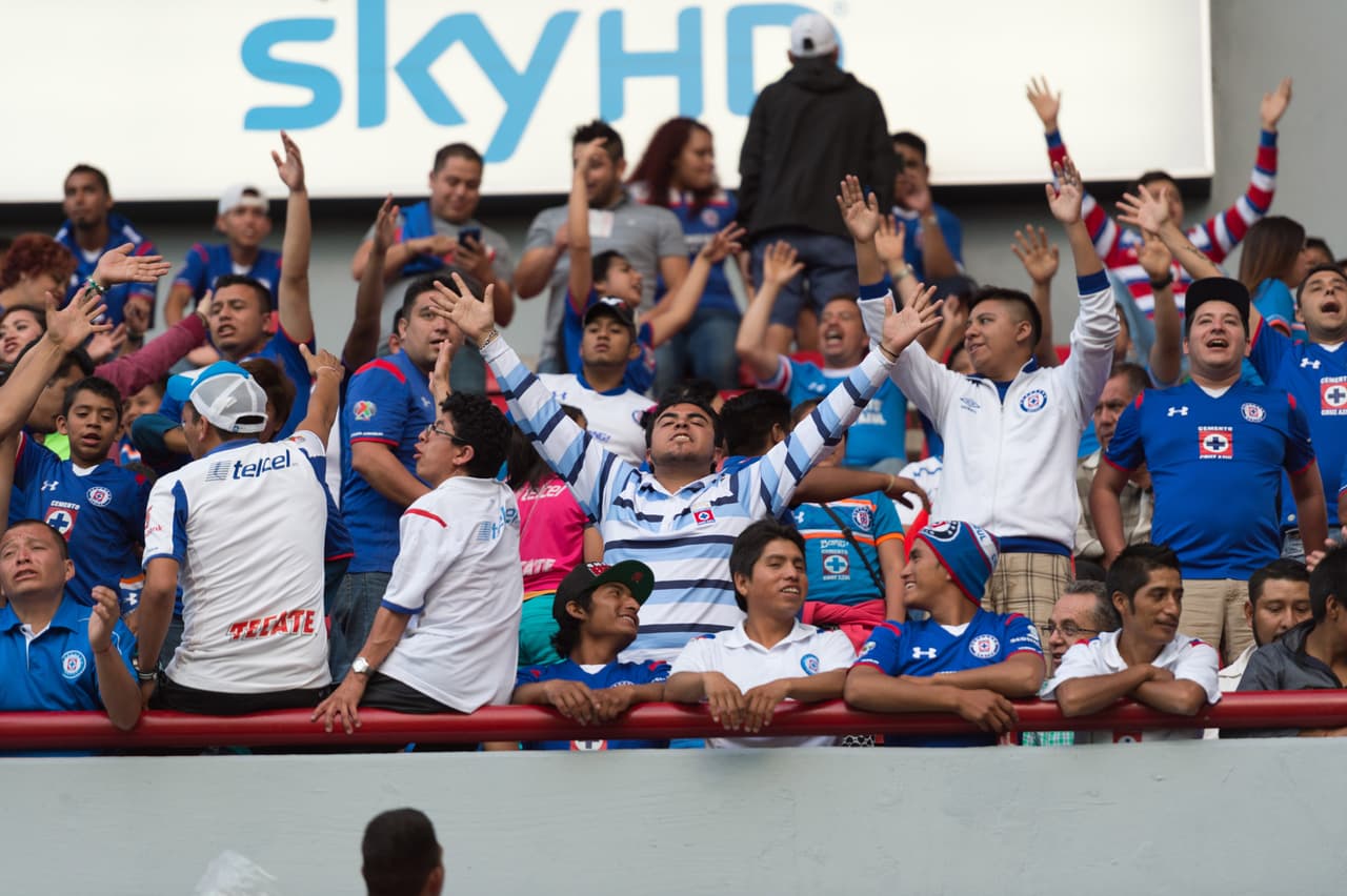 Aficionados de Cruz Azul en el duelo ante Necaxa