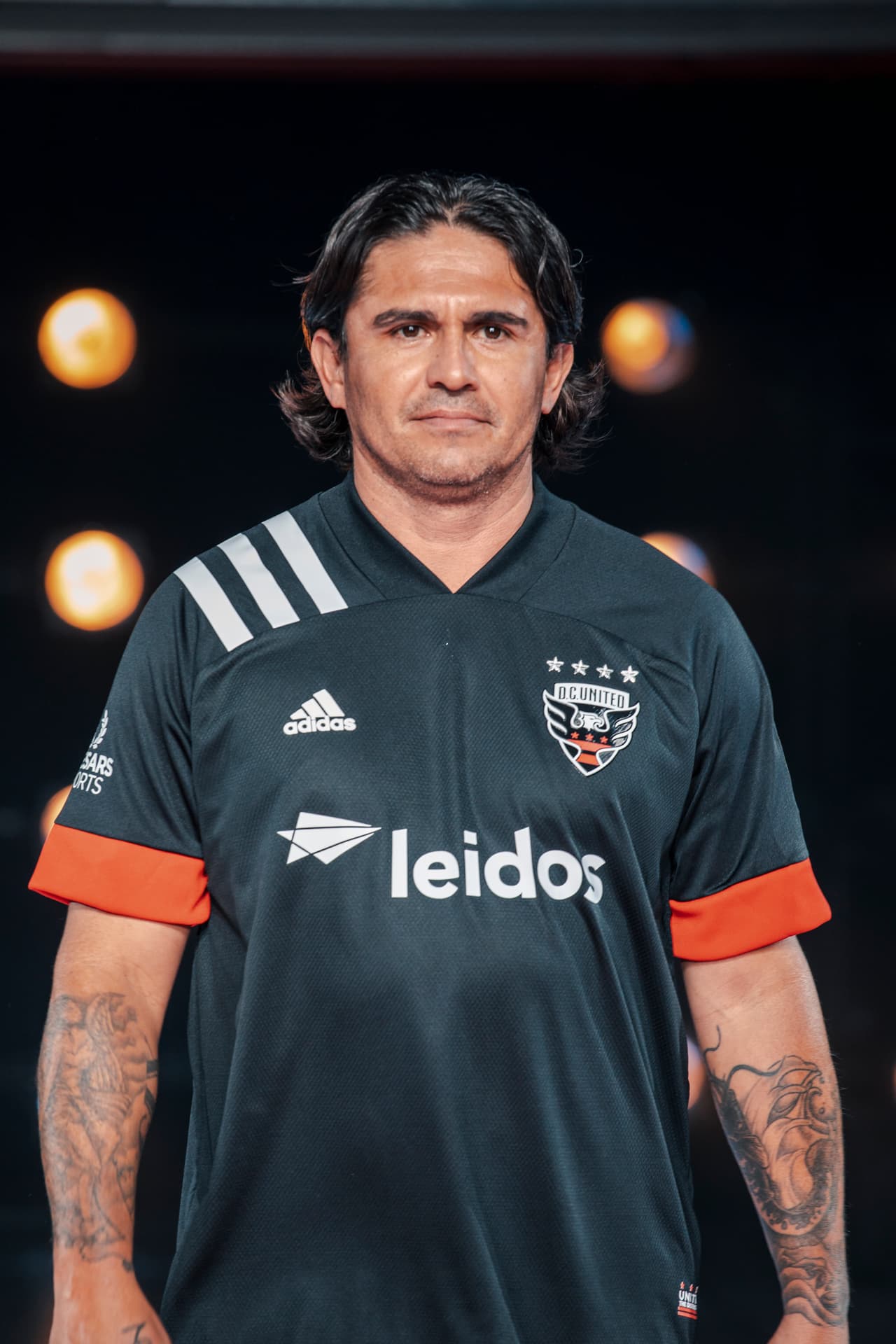 Jaime Moreno -uno de los primeros grandes ídolos de D.C. United y MLS- tuvo por misión estrenar la nueva casaca titular del club de la capital de Estados Unidos.