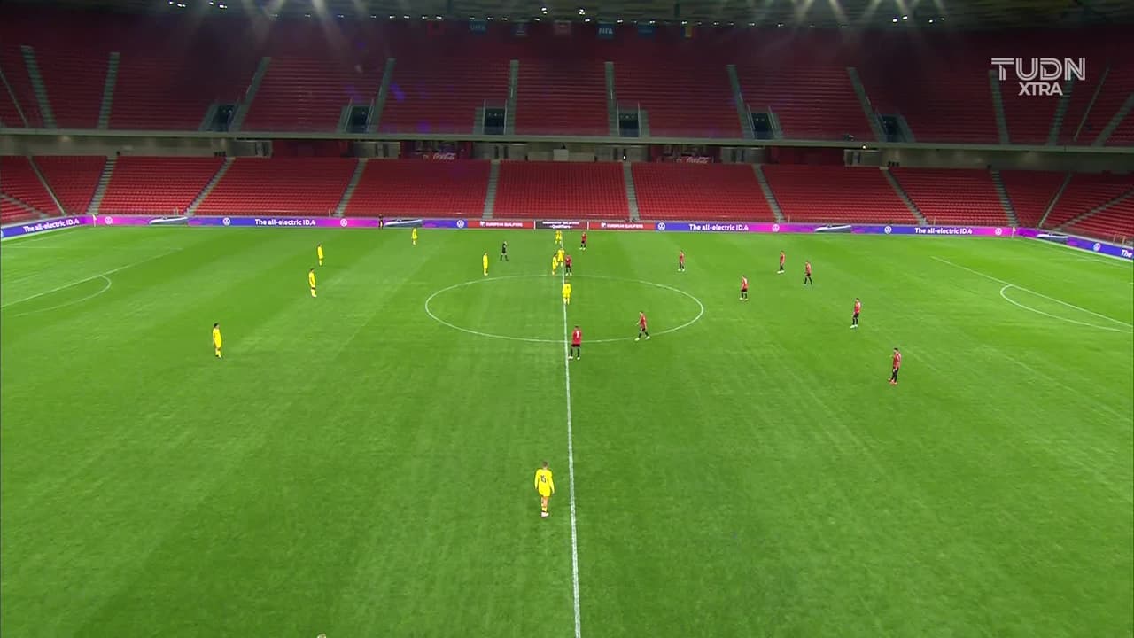 Arranca el partido y la pelota está en juego.