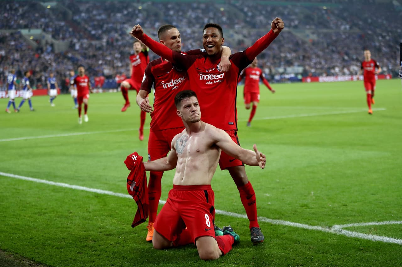 Así fue como llegó el tanto a favor del equipo del mexicano al minuto 30 del segundo tiempo por medio de su compañero Luka Jovic.