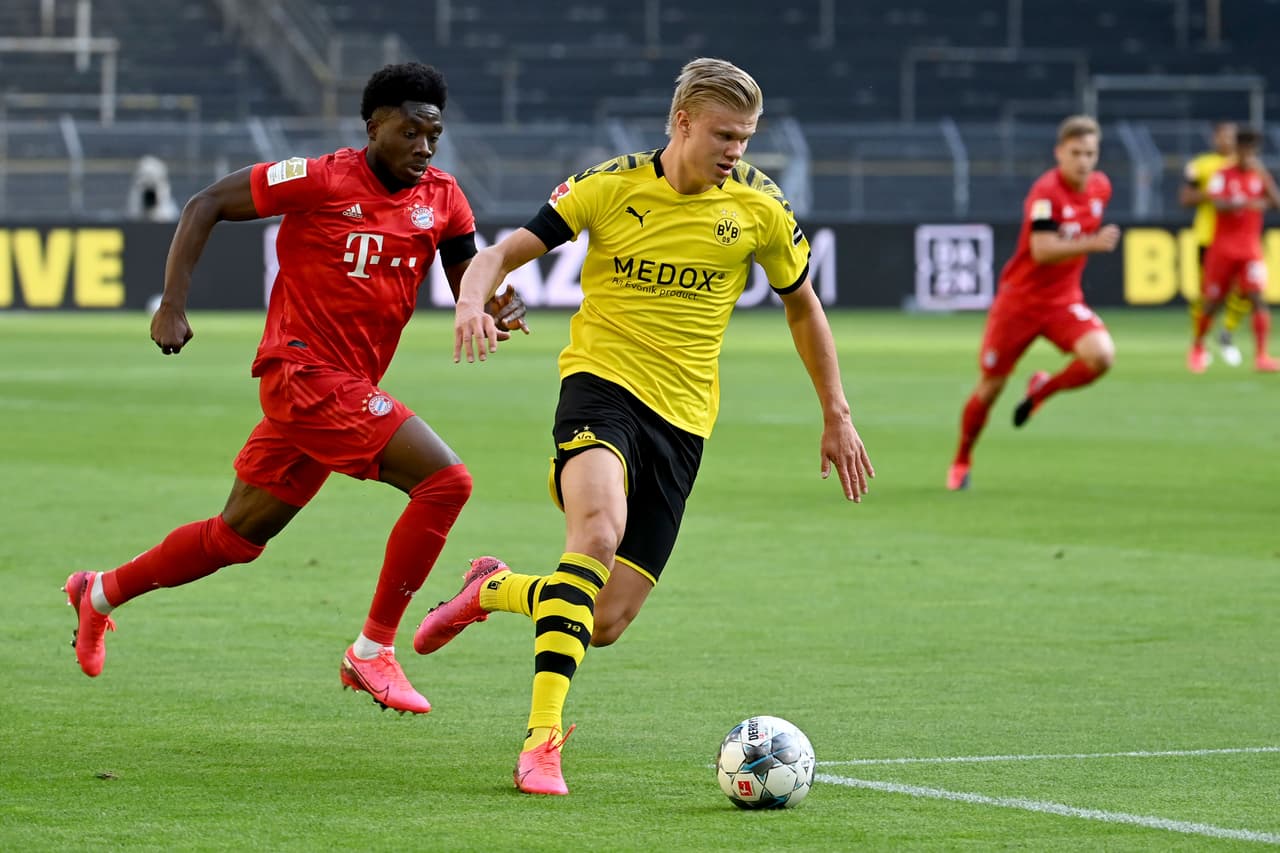 Alphonso Davies persigue a la nueva estrella del Dortmund, Erling Haaland.
