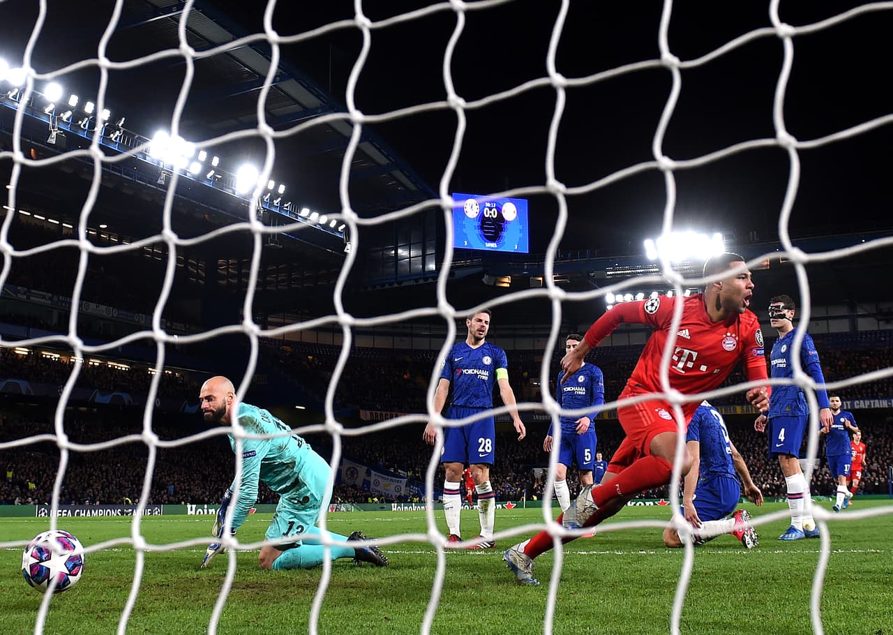 El contraste en los rostros de Gnabry y Caballero.