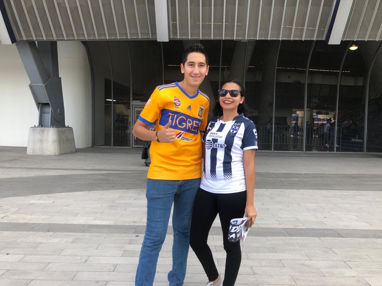 Comienza a anochecer en la sultana del norte y la gente empieza a llegar al gigante de acero.