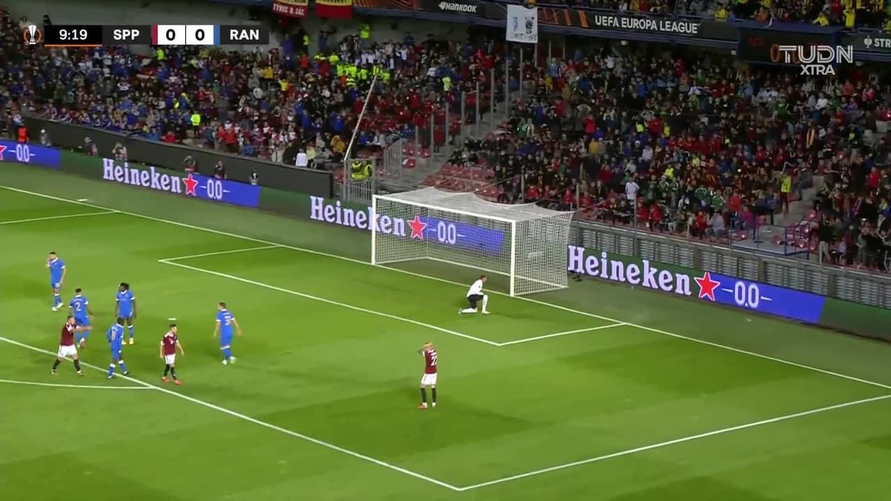 ¡TIRO ATAJADO! disparo por Jakub Pesek.