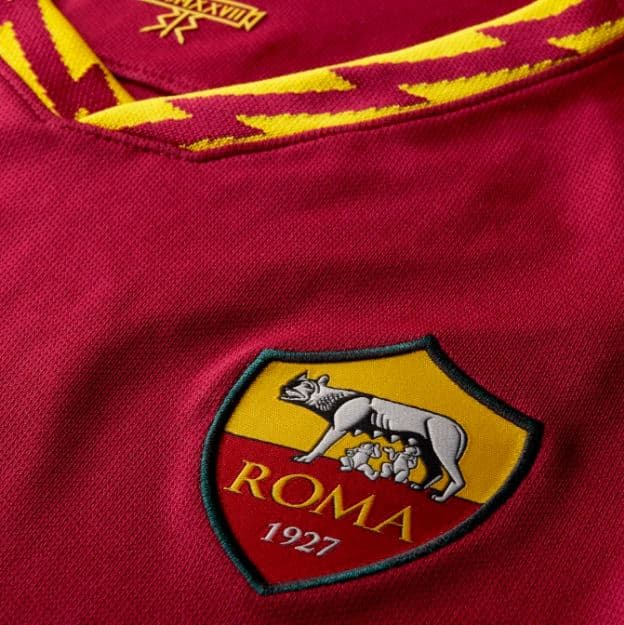 Sencillamente hermosa, así es la nueva piel de la A.S. Roma para la próxima temporada. El clásico color grana de la Loba se mantiene, pero también va acompañado de unos detalles en el cuello y puños que hacen referencia a Júpiter, el principal dios de la mitología romana y a la magia de la capital italiana.