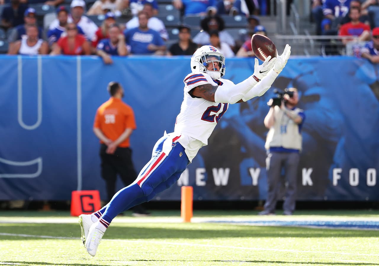 <b>Buffalo Bills 28-14 New York Giants.</b> Eli Manning sufre la intercepción de Jordan Poyer en un pase largo.