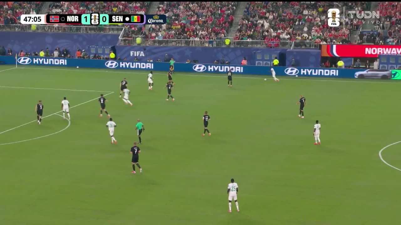 ¡GOL!  anota para Noruega. Erling Haaland