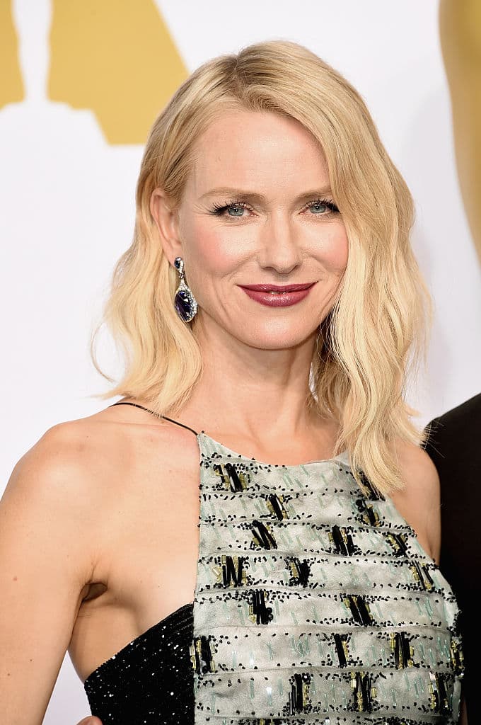 The Ring (2002) - Rachel Keller es una periodista de investigación que no da mucho crédito a lo que considera una especie de leyenda urbana: al parecer, circula por ahí una cinta de vídeo con imágenes aterradoras, que va acompañada de una llamada telefónica en la que se predice, con una semana de antelación, la muerte de quien las ha visto.
<br>