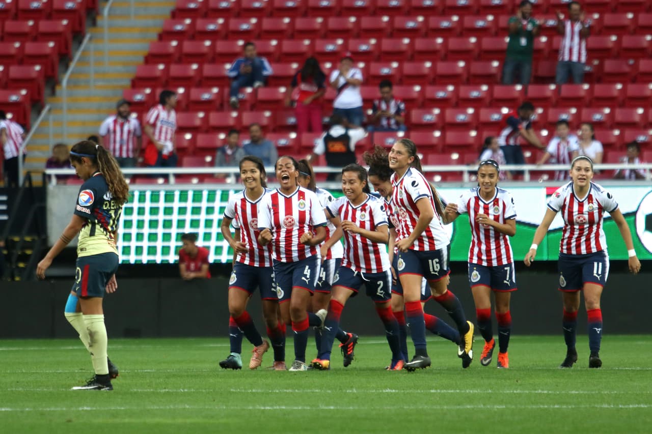 Chivas festeje uno de sus goles frente al América.