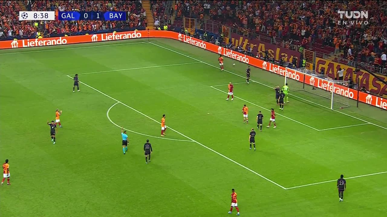 ¡TIRO ATAJADO! disparo por Kerem Aktürkoglu.