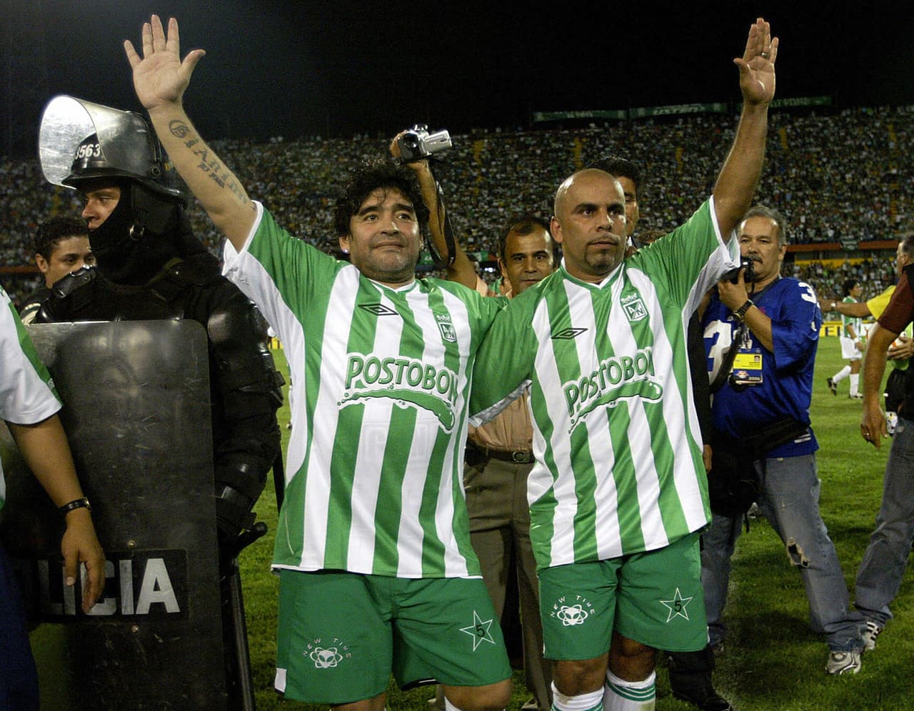 Medellin, COLOMBIA: Argentina former soccer stars Diego Maradona (L) and Mauricio "Chicho " Serna from Colombia wave to fans during game to mark Serna?s retirement professional soccer, in Medellin 27 January 2007. AFP PHOTO/ Gerardo GOMEZ (Photo credit should read GERARDO GOMEZ/AFP/Getty Images)