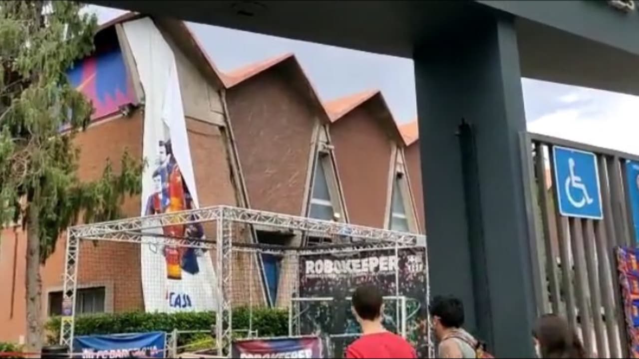 ¡Qué dolor! Retiran carteles con figura de Messi en el Camp Nou