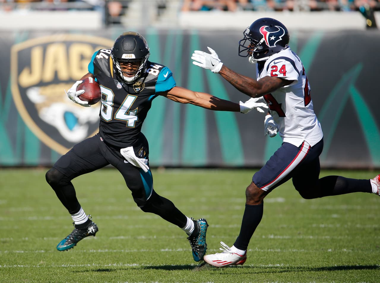 El wide receiver Keelan Cole (84), de los Jaguars de Jacksonville, trata de deshacerse de la marca del cornerback Johnathan Joseph, de los Texans de Houston, el domingo 17 de diciembre de 2017, en Jacksonville, Florida. (AP Foto/Stephen B. Morton)
