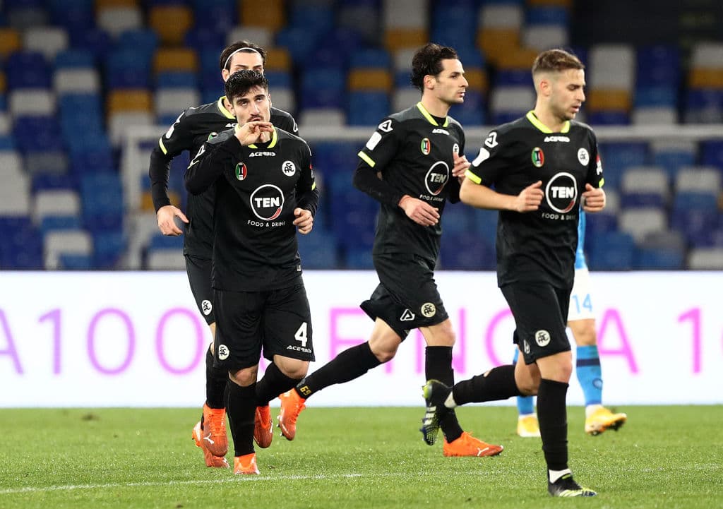 Koulibaly (5’), Lozano (20’), Politano (30’) y Elmas (40’) hicieron los goles para el cuadro de Gattuso. Por los visitantes descontaron Gyasi (71’) y Acampora (73’). Para acceder a la Final de la justa deberán pasar sobre el Atalanta.