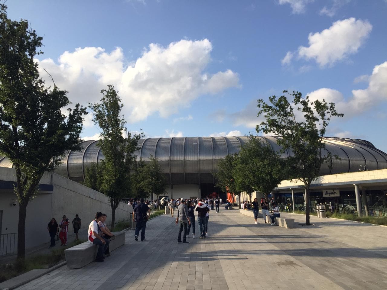 En el Estadio BBVA Bancomer los fanáticos se viven los minutos previos al partido de vuelta entre Rayados y Necaxa y por los Cuartos de Final de la Liguilla del Clausura 2019.