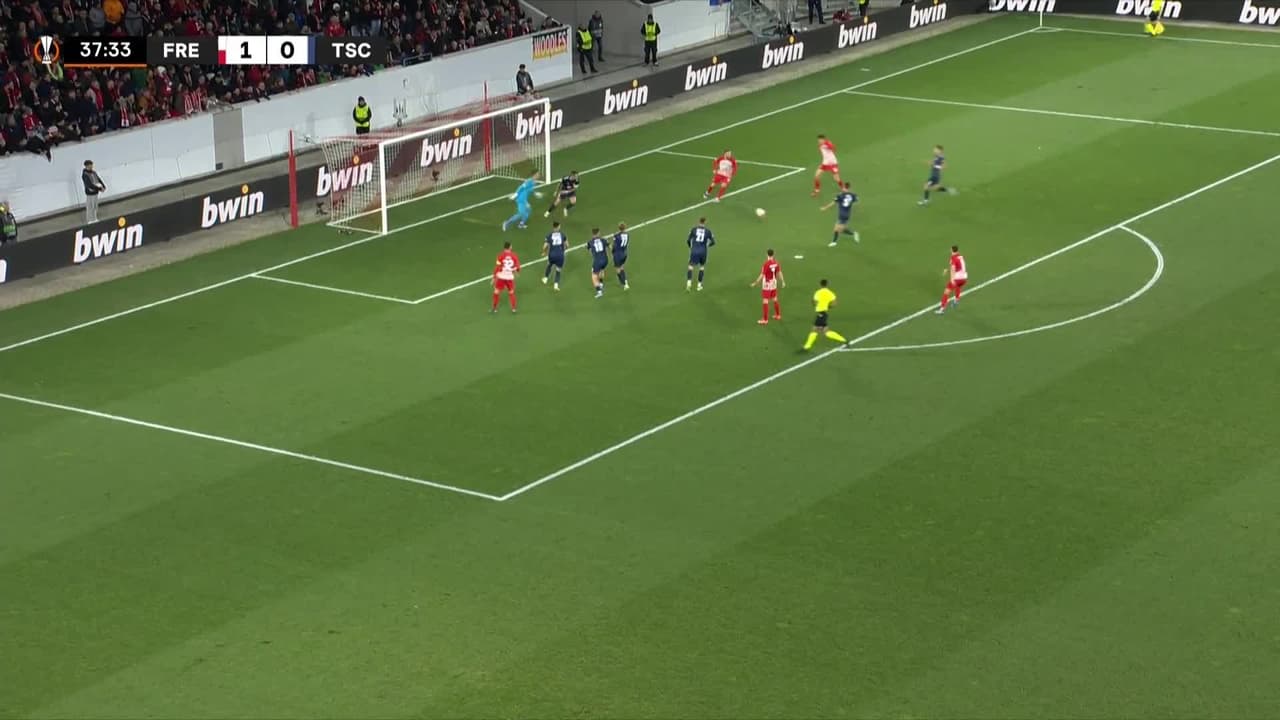 ¡CERCA! Merlin Röhl disparó que se estrella en el poste.