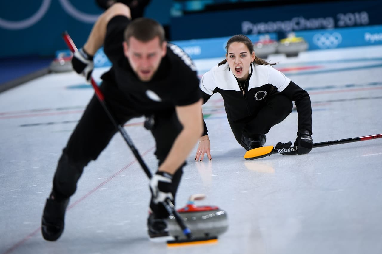 La rusa Anastasia Bryzgalova, de 25 años, ganó medalla de plata en dobles mixtos en curling, pero su parecido con la bella actriz Angelina Jolie ha sido un gran atractivo en los Olímpicos de Invierno.
