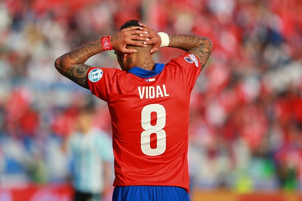 Arturo Vidal lamentaba el no poder concretar las opciones de gol que Chile producía con disparos muy suaves.